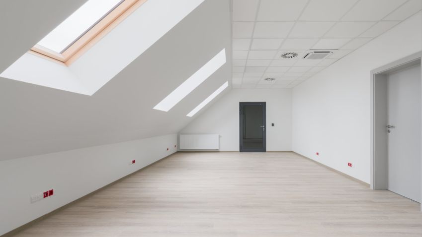 Bydlení v podkroví: Jak přežít léto pod střechou