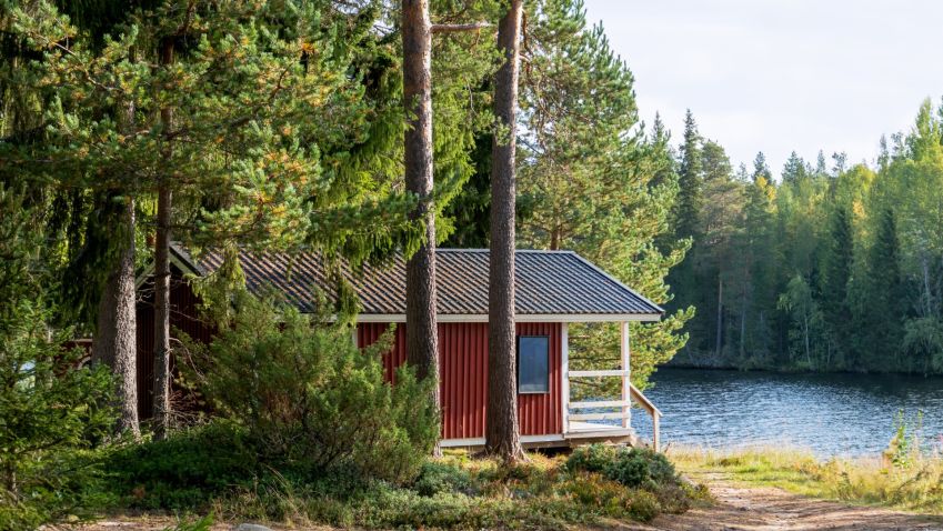 Bydlíte u vody? Praktické tipy, jak zvládnout vlhkost, hmyz a písek v domě