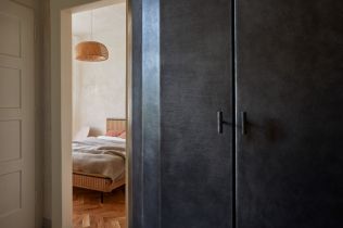 Byt na Vinohradech, kde má každá místnost svou specifickou materiálovou a barevnou paletu