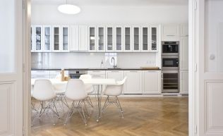 Byt v minimalistickém stylu s nádechem minulosti zdobí starý nájemní dům na Praze 1