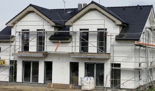 Češi dávají na náklady na bydlení 22 procent příjmu. Ve městech patří Česko mezi nejvíce zatížené země EU