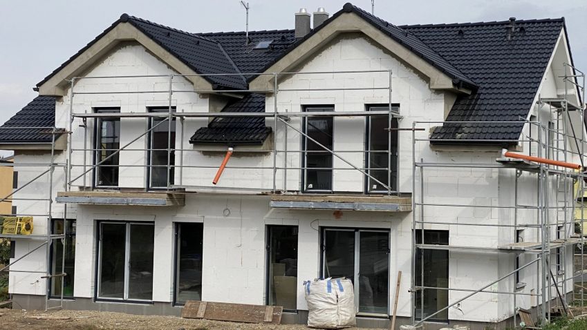 Češi dávají na náklady na bydlení 22 procent příjmu. Ve městech patří Česko mezi nejvíce zatížené země EU