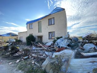 České obce a kraje zasažené tornádem a bouřemi mohou nově podávat žádosti o dotace