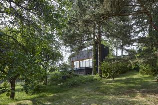 Chata Kostka zaujme jednoduchými tvary i praktickým řešením