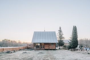 Chata na severu Plzeňska svým tradičním pojetím zapadá do krajiny a rozvíjí její hodnoty