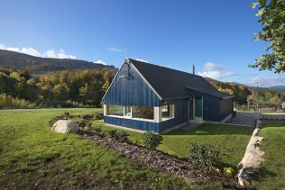 Chata v Jizerských horách zaujme fasádou z tmavě modrých prken