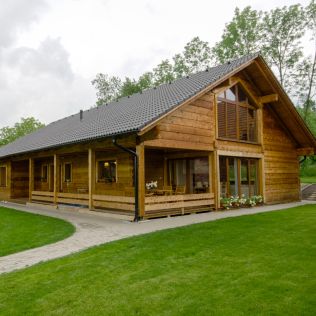 Jak se vyrábí dřevostavby - Chcete si vyzkoušet, jak se bydlí v roubence? Jedna moderní se otevře veřejnosti 