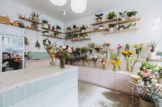 Design interiéru květinářství v centru Brna podtrhuje hravou atmosféru malého obchodu 