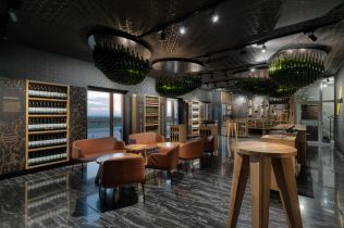 Design: lustry z 1 220 vinných láhví ve tvaru Pálavy