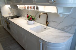 Kuchyně plné inspirace - Deska na kuchyňské lince z keramické dlažby? Její výhody vás překvapí 