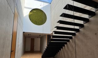 Díla architektů a designérů - Dům pod vrbou: beton, světlo a propojení s krajinou