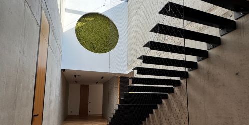 Díla architektů a designérů - 12. díl - Dům pod vrbou: beton, světlo a propojení s krajinou