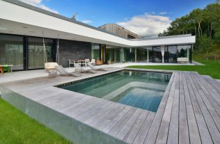 Dřevěná terasa představuje elegantní a funkční řešení pro okolí vašeho bazénu