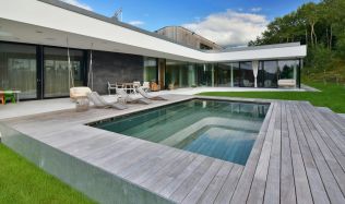 Dřevěná terasa představuje elegantní a funkční řešení pro okolí vašeho bazénu