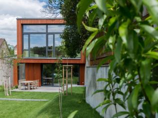 Dřevostavba s energeticky úsporným režimem si našla místo na atypickém pozemku ve tvaru přesýpacích hodin