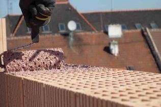 Dům z cihel rychle a úsporně. Využijte předem připravenou zdící maltu!