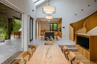 Dvacet let starý dům získal díky rekonstrukci interiéru elegantní a nadčasové vybavení