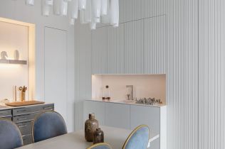 Dveře se skrytými zárubněmi vytváří moderní interiér s čistými liniemi