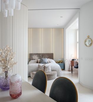 Eklektický design a vybrané interiérové kousky, to je moderně zařízený byt na Praze 1