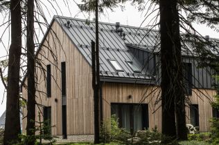 Elegantní horská stavba zdobí oblíbený vrchol Jizerských hor