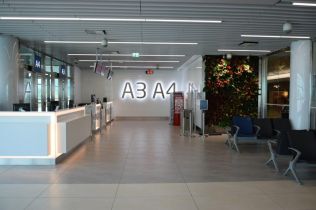 Fotogalerie: Pokládka dlažby na letišti Václava Havla Praha