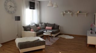 Díla architektů a designérů - Fotogalerie: Spojením dvou místností vznikne střídmě, ale útulně zařízený obývací pokoj