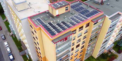 Vybíráme fotovoltaickou elektrárnu - Fotovoltaika pro bytové domy: Jak na realizaci v rámci bytového družstva? Nová legislativa přinesla zásadní změny!