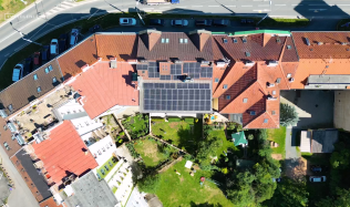 Vybíráme fotovoltaickou elektrárnu - Fotovoltaika pro bytové domy je nově možná i v případě neshody všech v domě. Jak funguje varianta energetického společenství?