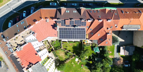 Vybíráme fotovoltaickou elektrárnu - Fotovoltaika pro bytové domy je nově možná i v případě neshody všech v domě. Jak funguje varianta energetického společenství?