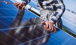 Fotovoltaika pro každého! 100% dotace pro důchodce a nové možnosti pro bytové domy