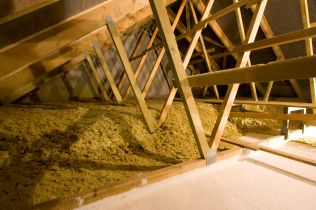 Foukaná izolace je vhodná pro všechny typy střech 