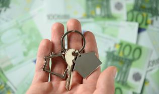 Hypoteční trh ožívá. Úroky klesají, zájem roste