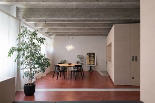 Interiér odráží funkcionalismus bytového domu, ve kterém se nachází