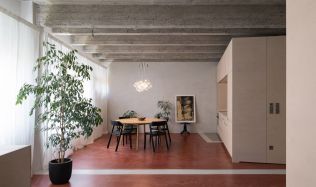 Interiér odráží funkcionalismus bytového domu, ve kterém se nachází