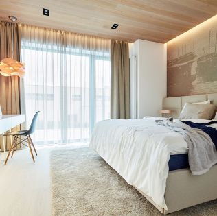 Interiér rodinného domku v Průhonicích odráží cestovatelskou zálibu jeho majitelů