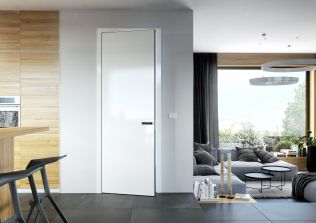 Interiér v severském stylu jde ruku v ruce s bílými dveřmi