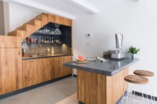 Jak se vám líbí pražský byt inspirovaný starými prodejnami?