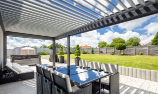 Jak si prodloužit sezónu na terase? Řešení nabízí bioklimatická pergola