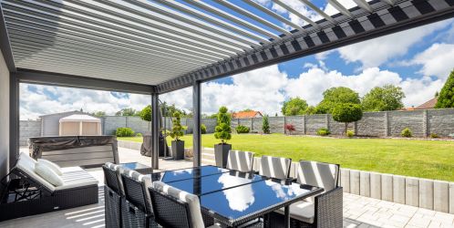 Jak si prodloužit sezónu na terase? Řešení nabízí bioklimatická pergola
