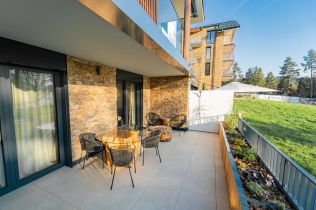 Stavba není sen 7 - Molo Lipno Resort - Jak udělat z terasy zelenou oázu? Místo soliterů vsaďte na velké květináče plné rostlin