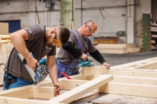 Jaké jsou vlastnosti dřeva jako stavebního materiálu?