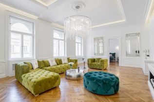 Jednoduchý, čistý, avšak lehce dekorativní interiér v domě na Praze 1