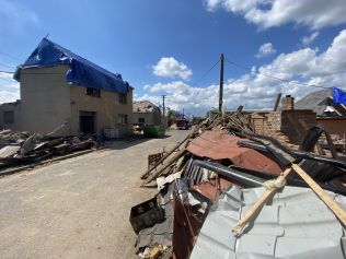  Jednotlivci i specializované firmy pomáhají lidem na jižní Moravě postiženým tornádem. Situaci komplikuje nedostatek materiálu