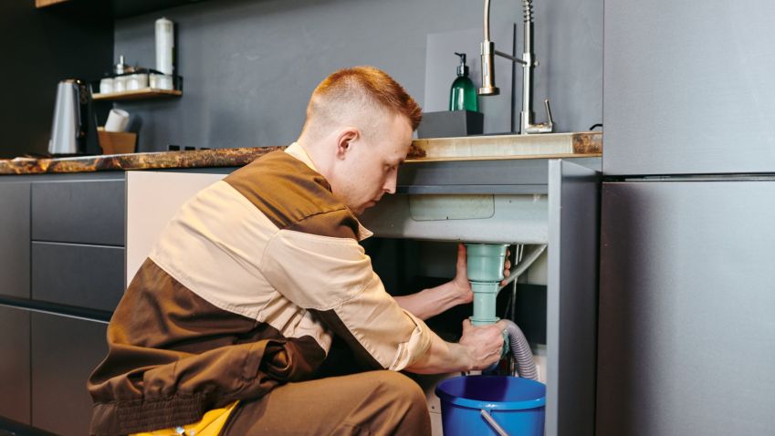 Když je instalatér vzácnější než zlato: Nedostatek řemeslníků hýbe trhem