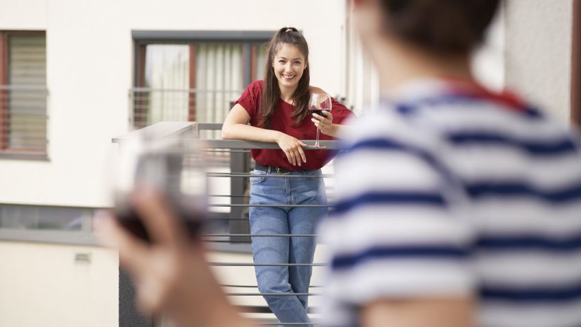 Když soused griluje každý den: Jak řešit letní konflikty v bytových domech