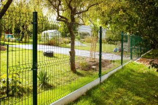 Kolik stojí oplocení domu a co všechno ovlivňuje výslednou cenu