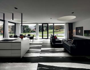 Kombinace černé a bílé barvy na podlaze působí elegantně v každé místnosti