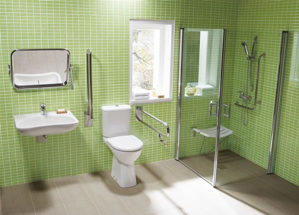 Koupelna bez bariér, mnoho handicapovaných si ji musí přizpůsobit po svém