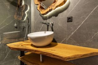 Stavba není sen - Javor apartmán - Koupelně v horském apartmánu dominují zcela unikátní dřevěné kousky 