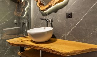 Koupelně v horském apartmánu dominují zcela unikátní dřevěné kousky 